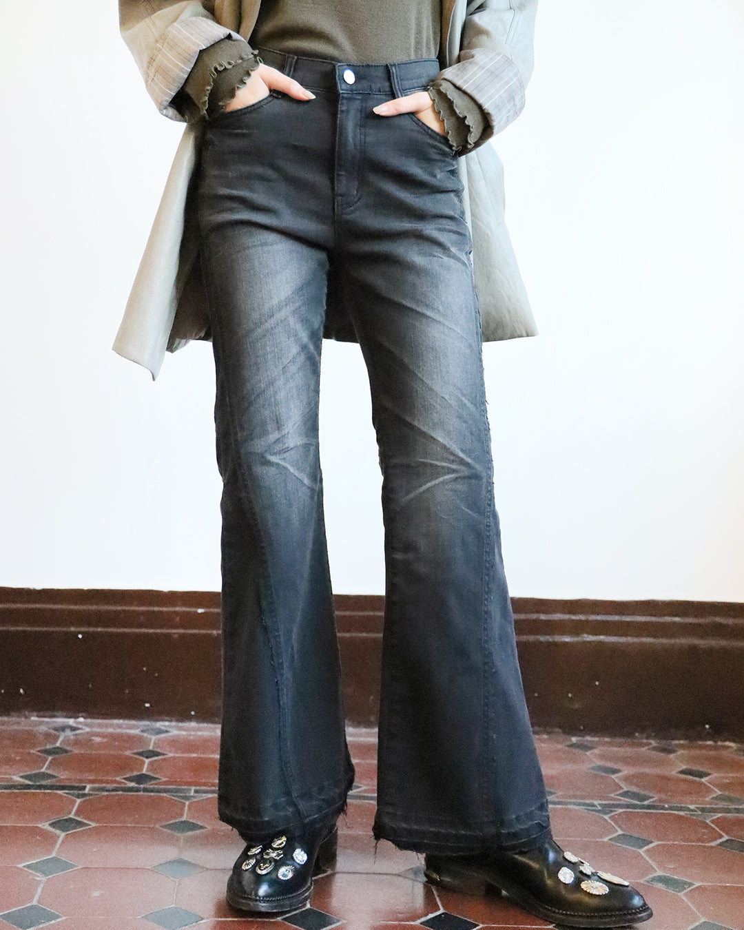 Raw Trim Flared Jeans (Size S-XL)