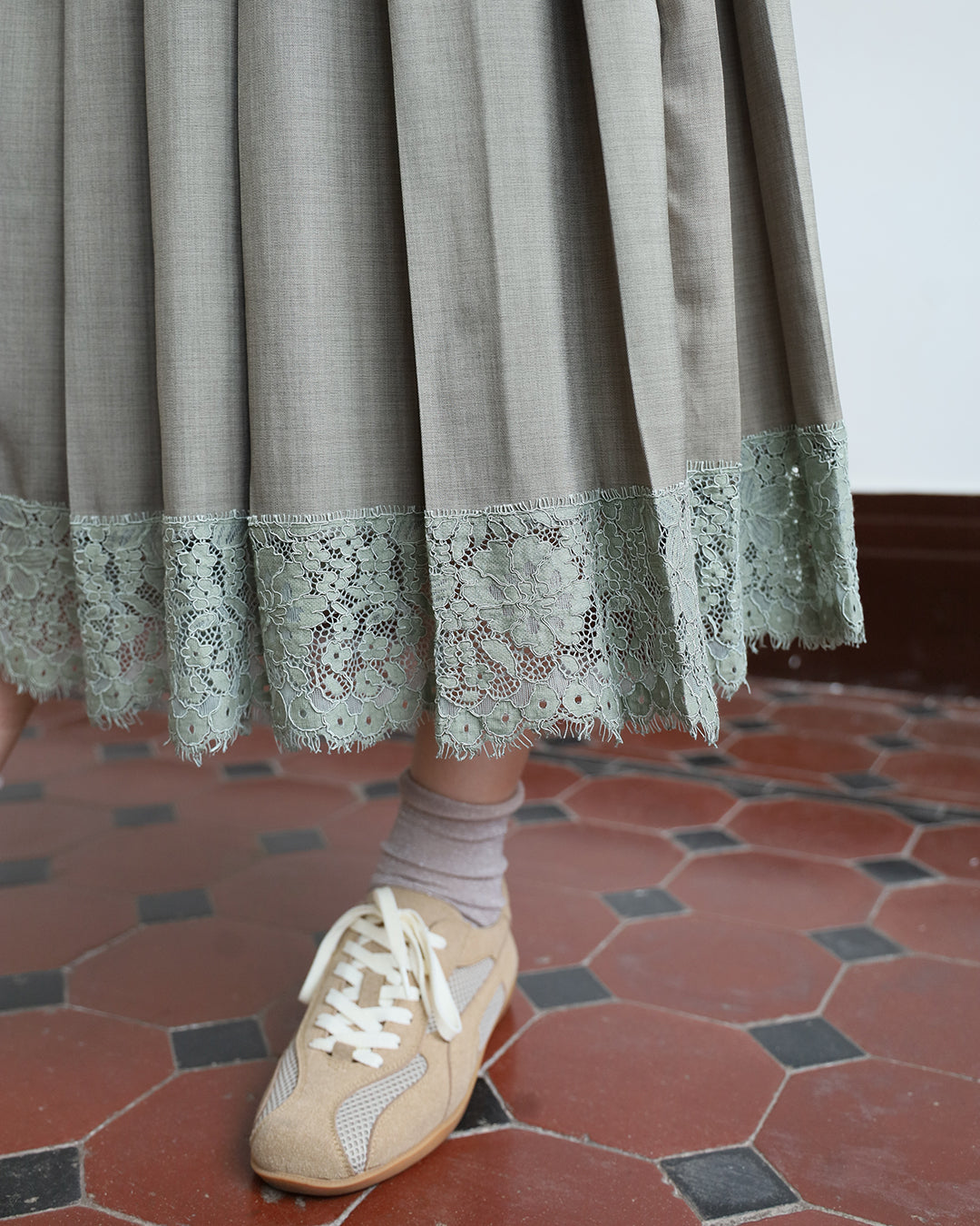 Lace Trimmed Pleated Skirt (2 color)