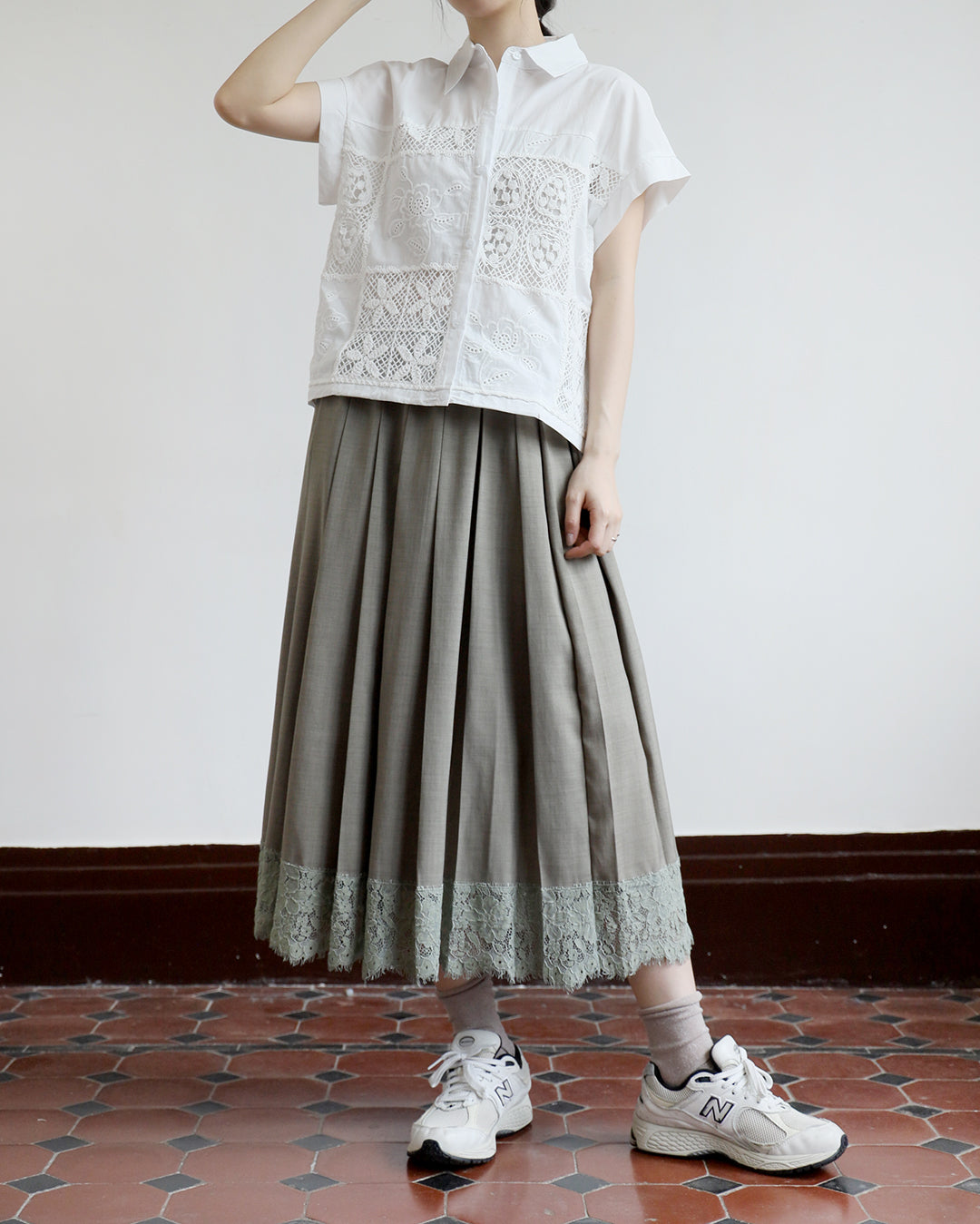Lace Trimmed Pleated Skirt (2 color)