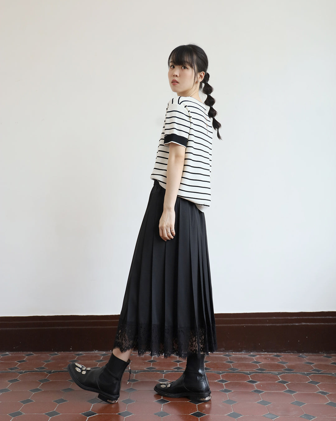 Lace Trimmed Pleated Skirt (2 color)