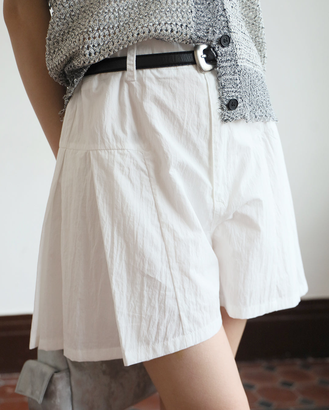 Side Pleated Shorts (White | Size M)