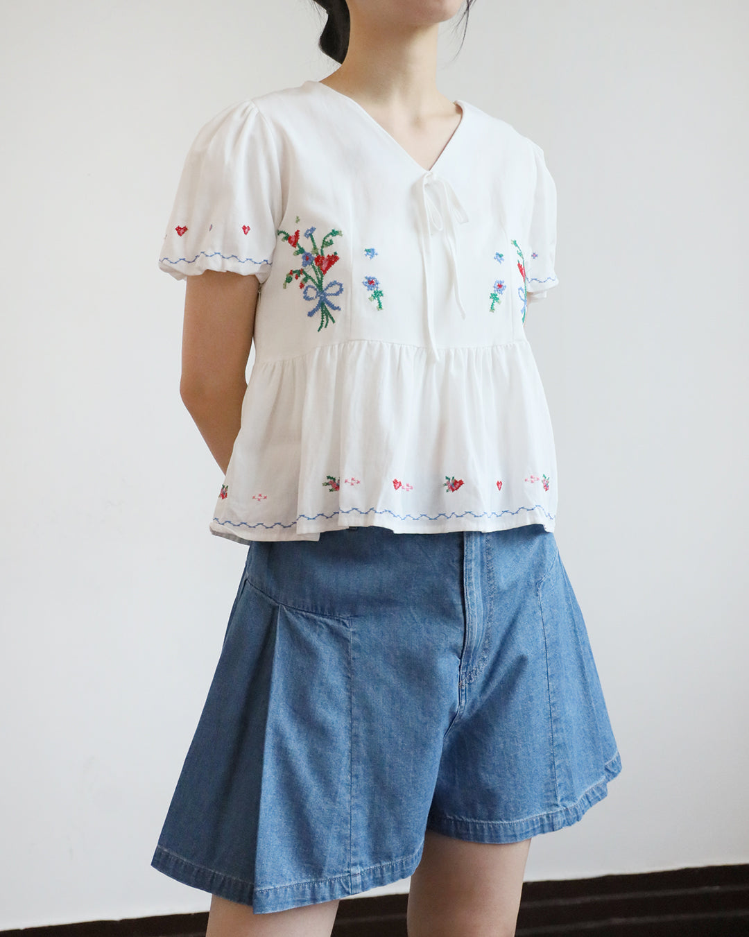 Side Pleated Shorts (White | Size M)