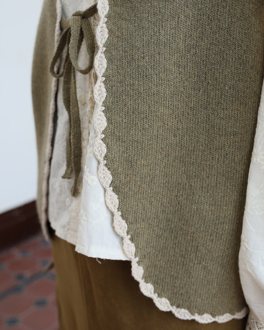 Contrast Trim Vest (2 color)