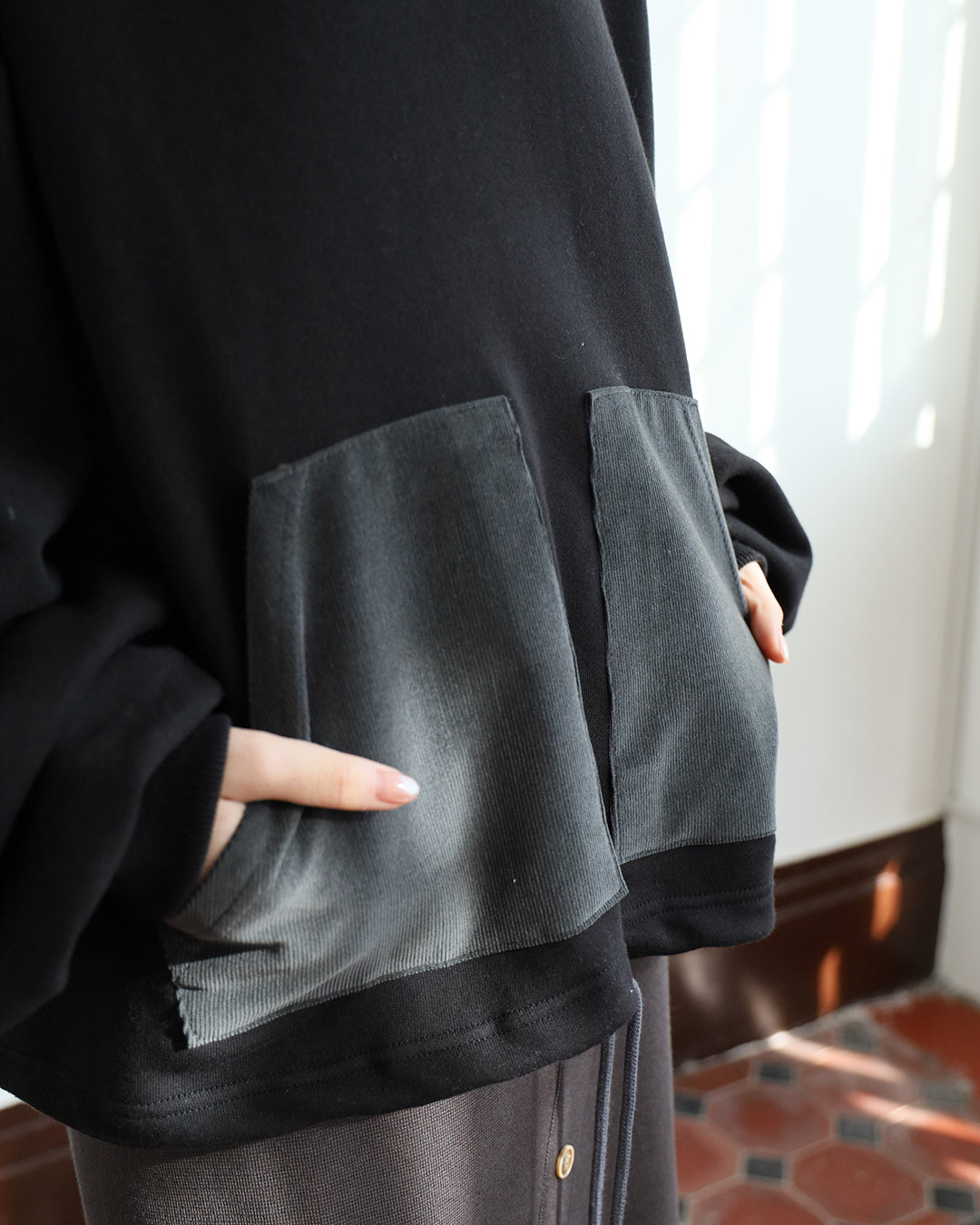 Front Pockets Sweatshirt (2 colors)