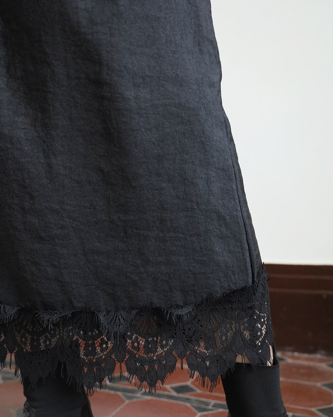 Lace Hem Pencil Skirt (2 colors)
