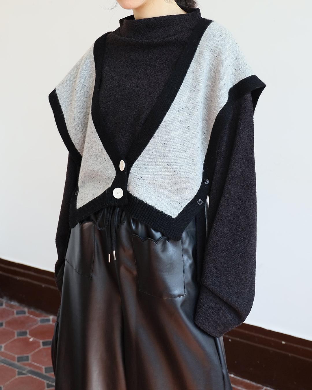 Contrast Trim Knitted Vest (2 color)