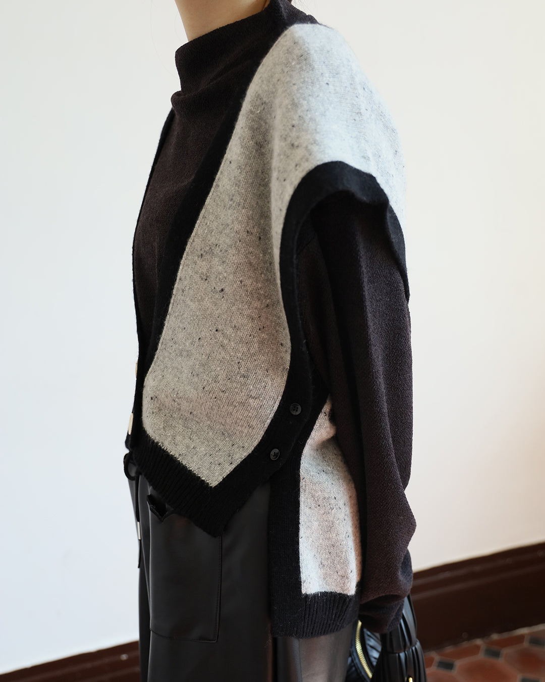 Contrast Trim Knitted Vest (2 color)