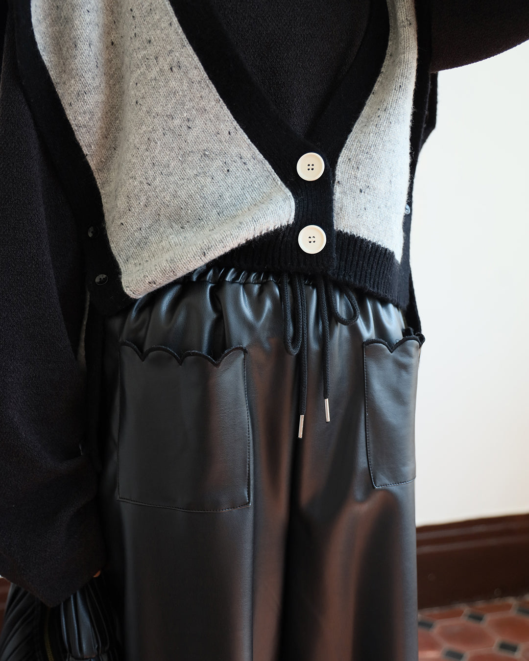 Contrast Trim Knitted Vest (2 color)