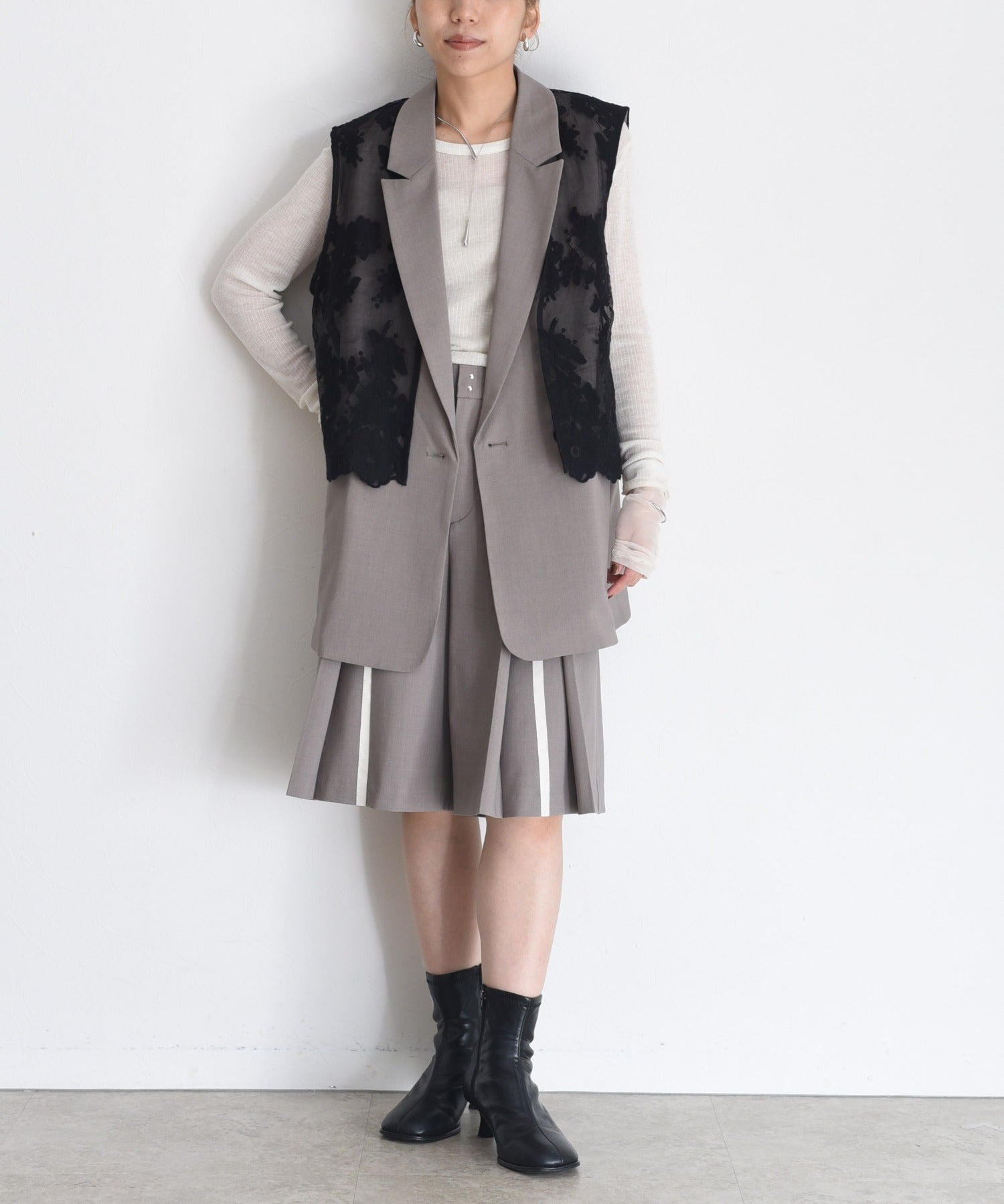 Embroidery Lace Layer Suit Vest (3 Colors)