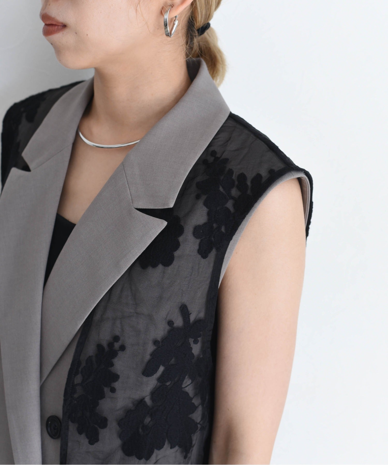 Embroidery Lace Layer Suit Vest (3 Colors)