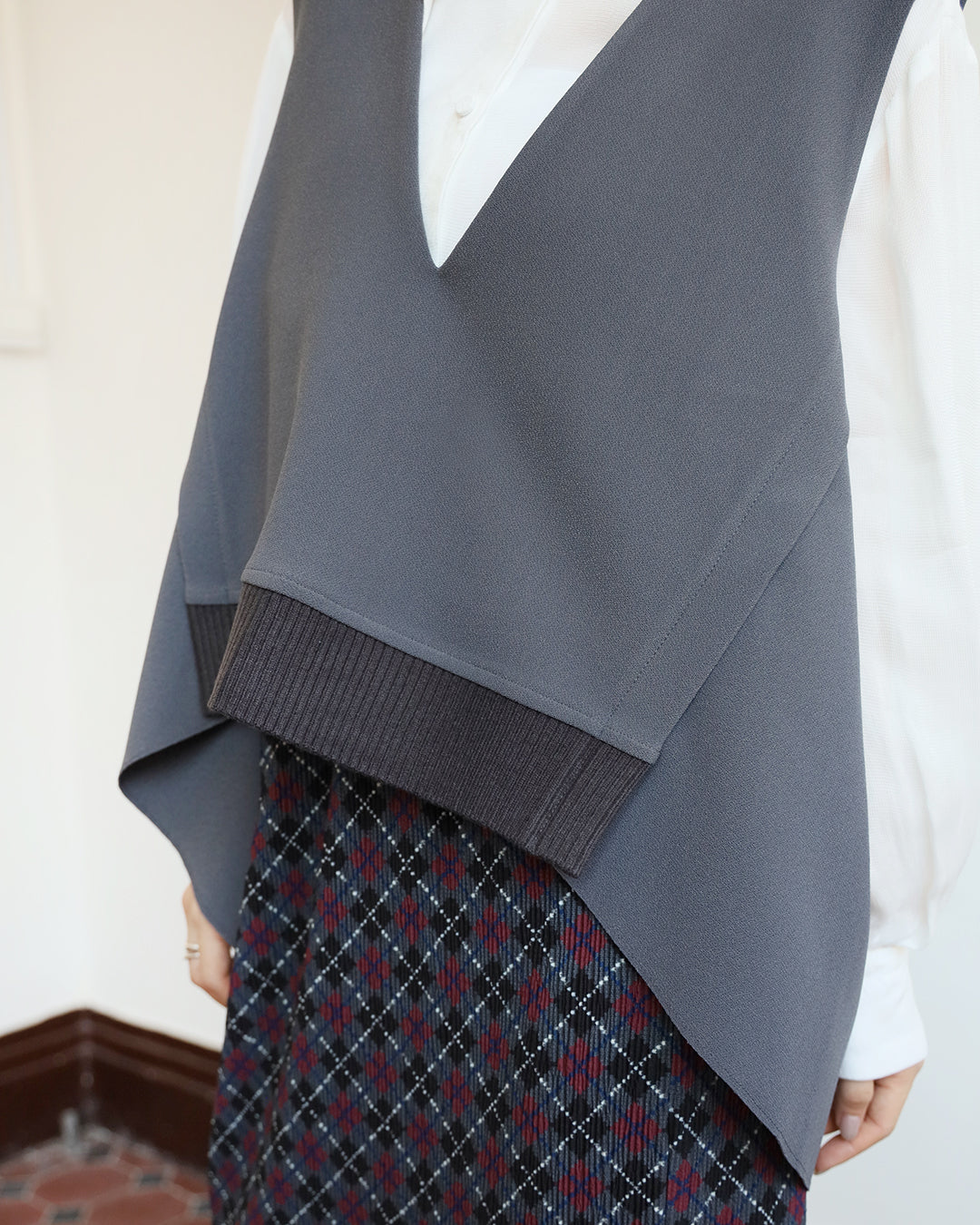 V-neck Back Split Vest (2 color)