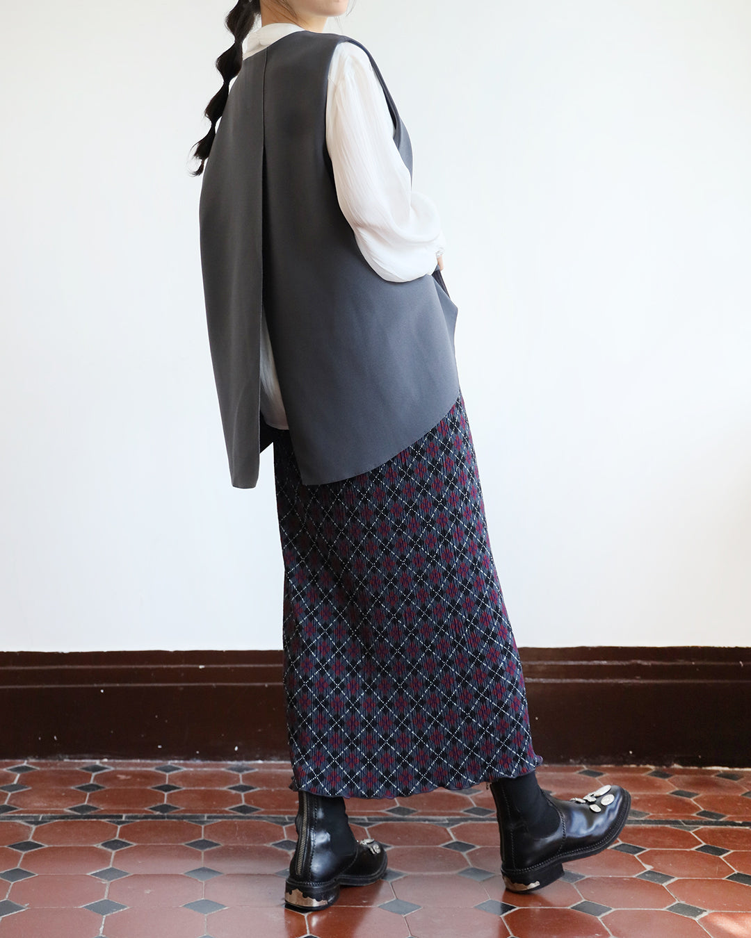 V-neck Back Split Vest (2 color)