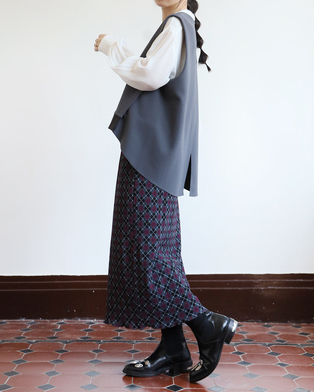 V-neck Back Split Vest (2 color)