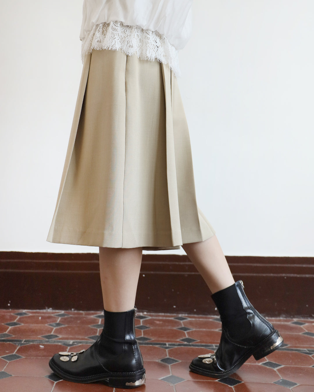 Pleat Cropped Pants (Beige | Size S)