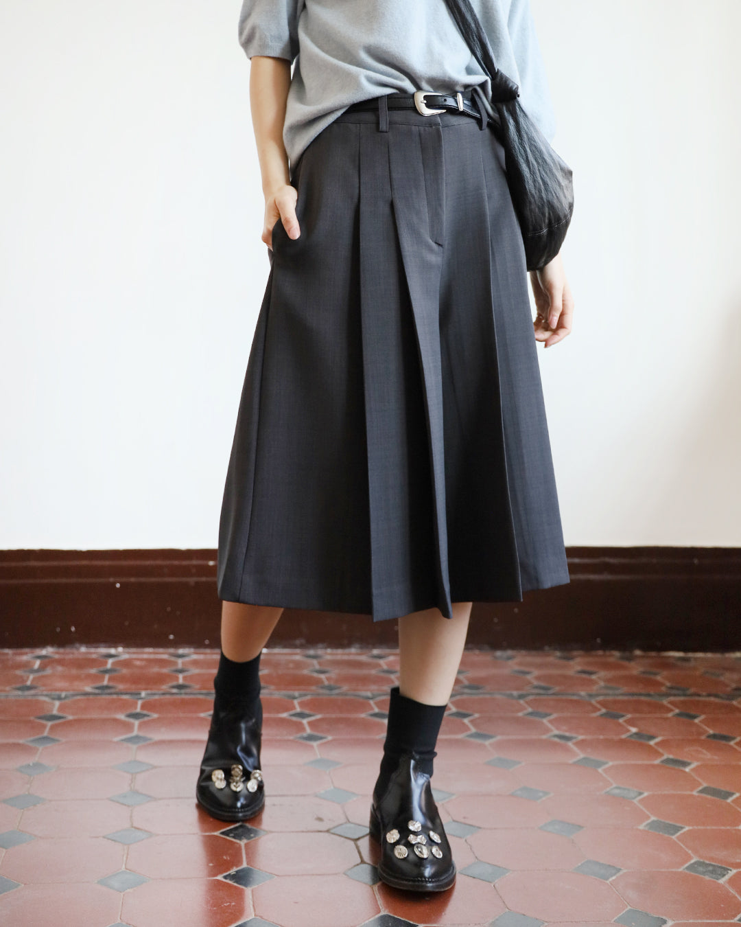 Pleat Cropped Pants (Beige | Size S)