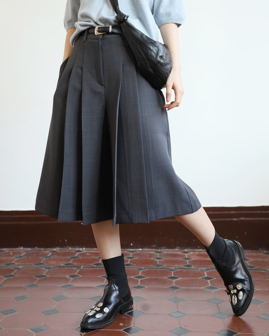 Pleat Cropped Pants (Beige | Size S)
