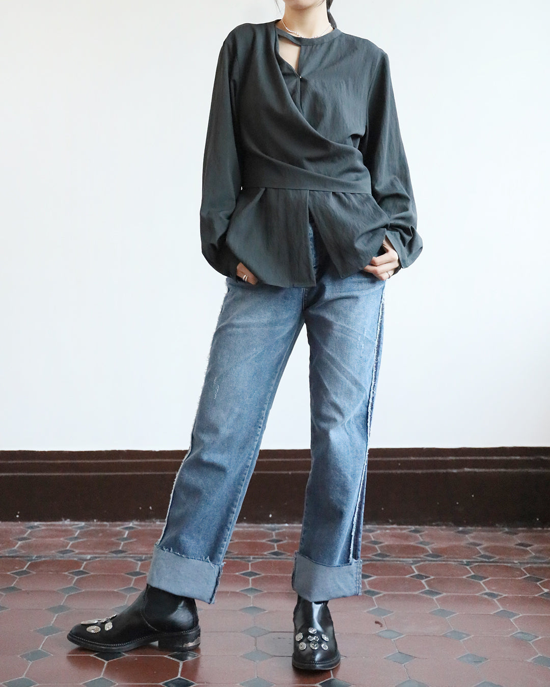 Cut Out Collar Tie Waist Shirt (2 color)