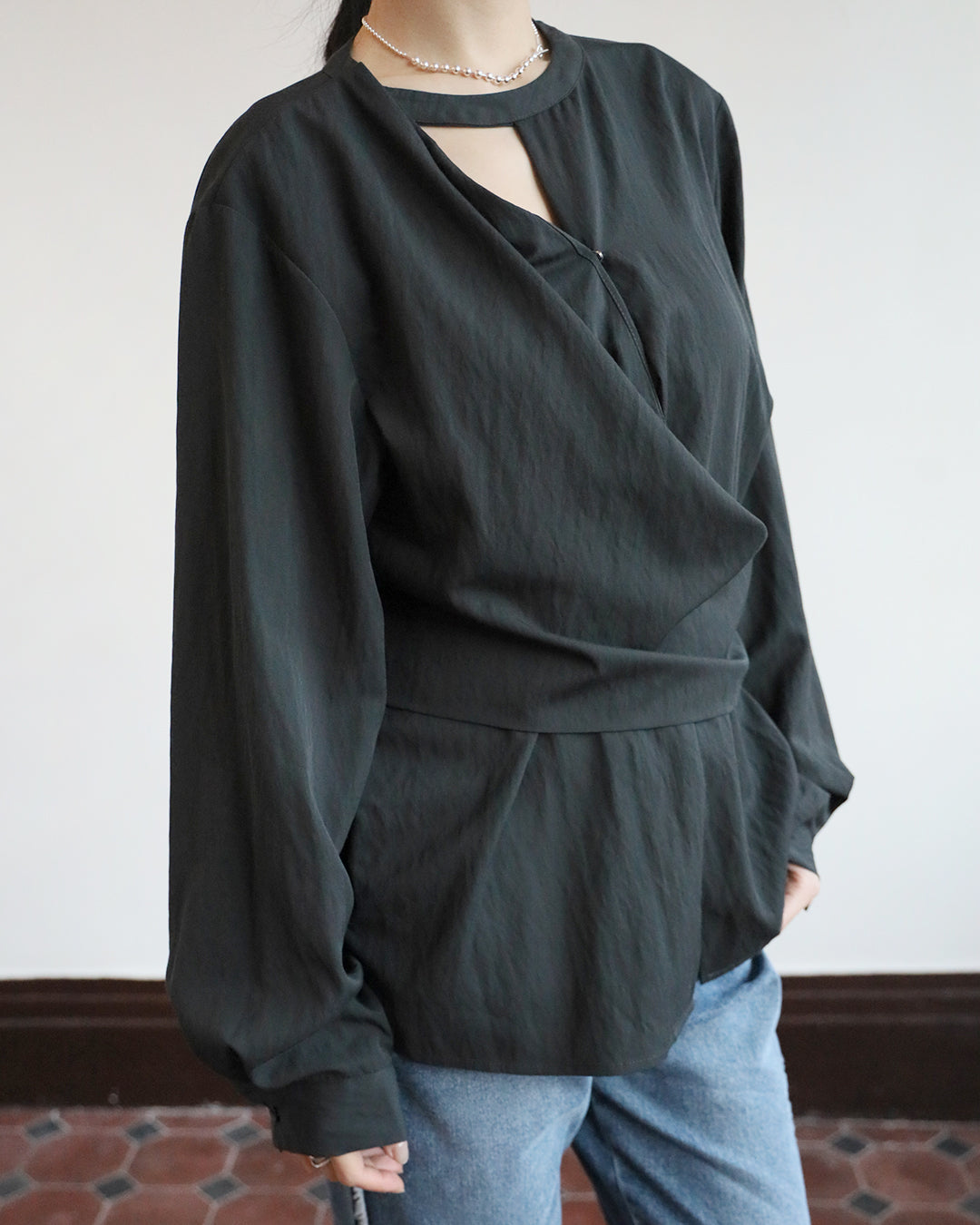 Cut Out Collar Tie Waist Shirt (2 color)