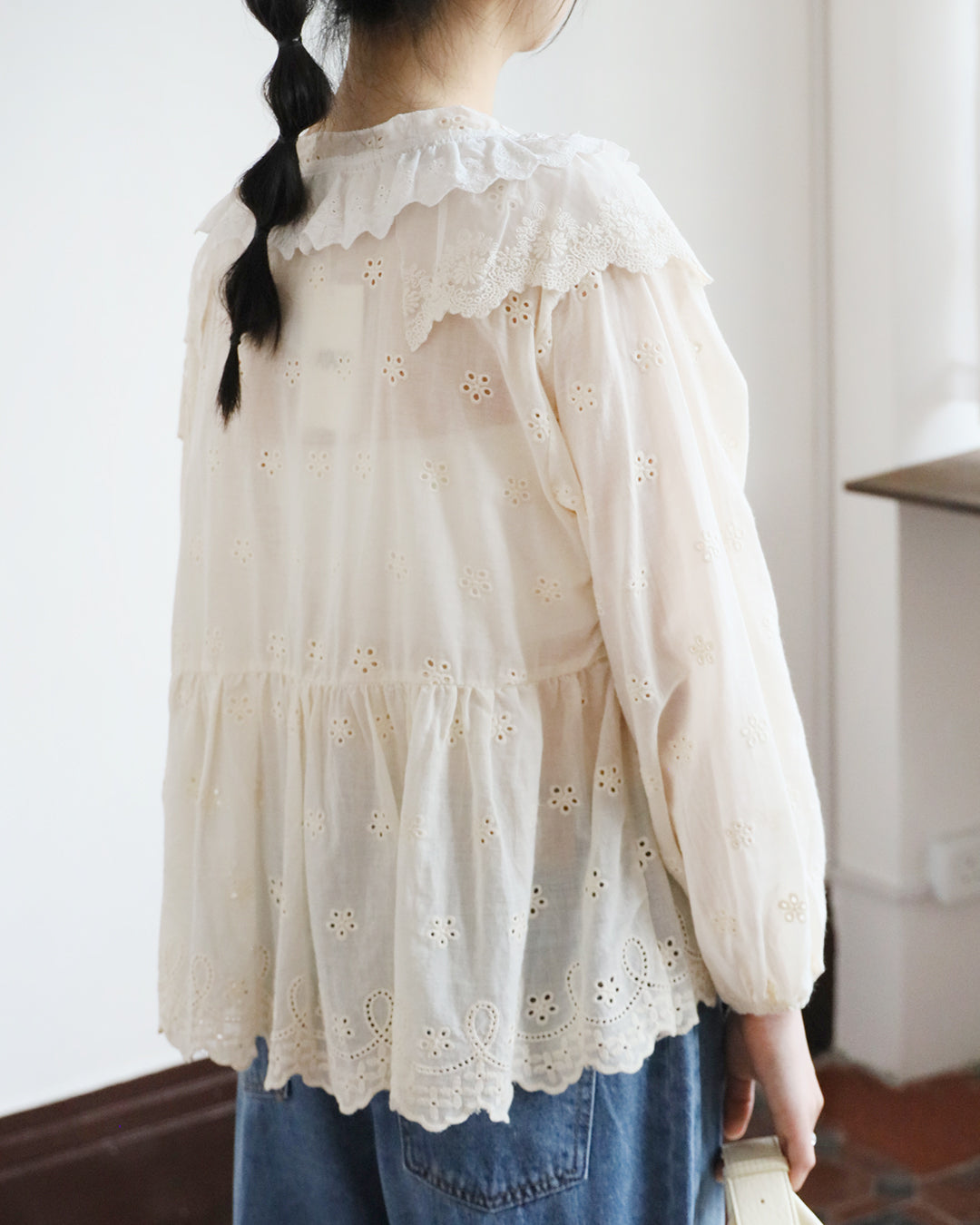 Lace Layer Collar Broidery Blouse