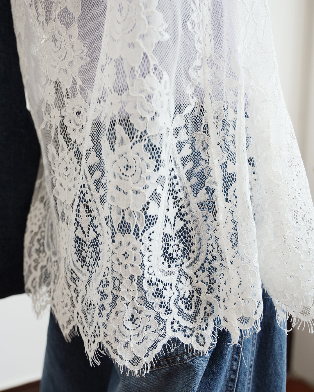 Lace Sleeveless Shirt (2 colors)