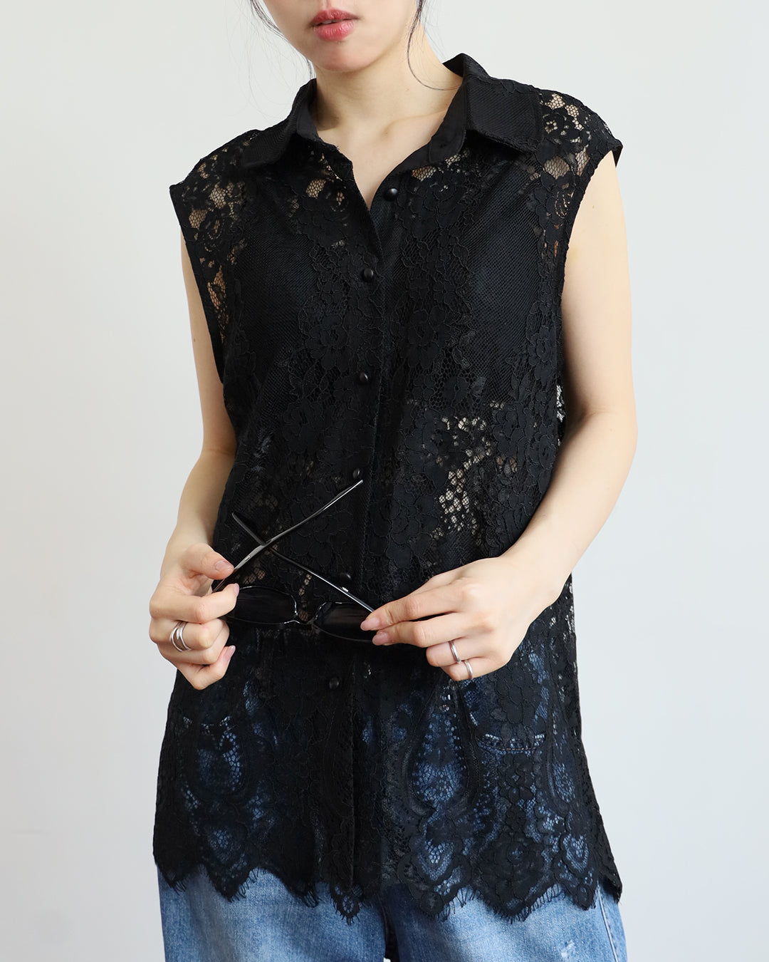 Lace Sleeveless Shirt (2 colors)