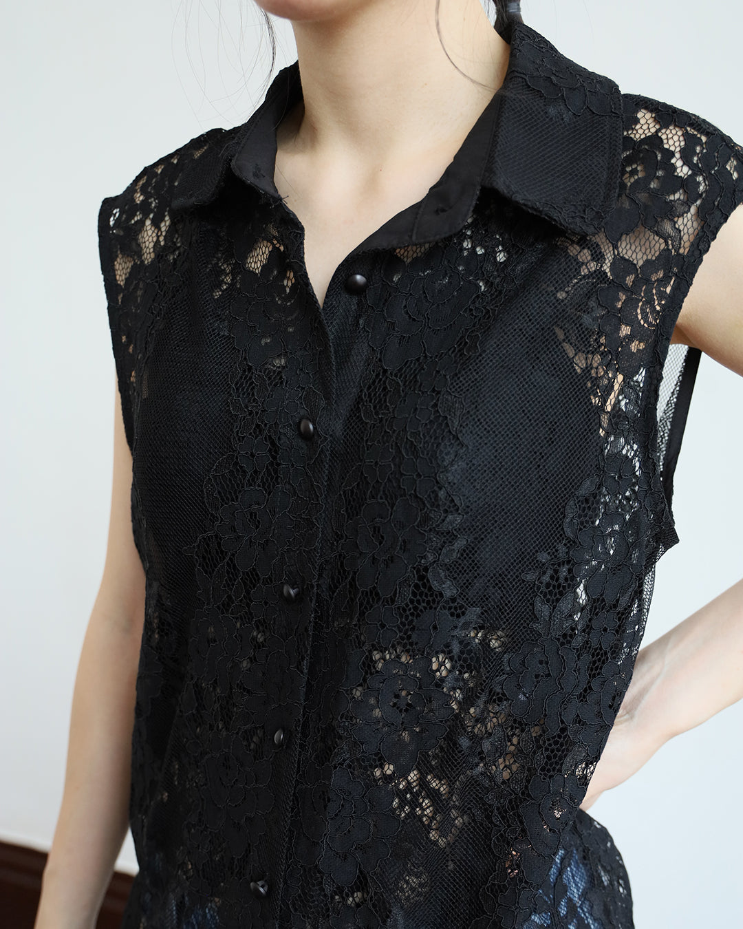 Lace Sleeveless Shirt (2 colors)