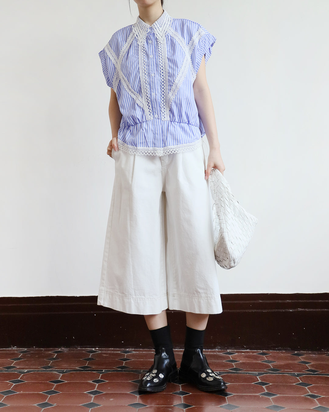 Lace Trim Sleeveless Shirt (2 colors)