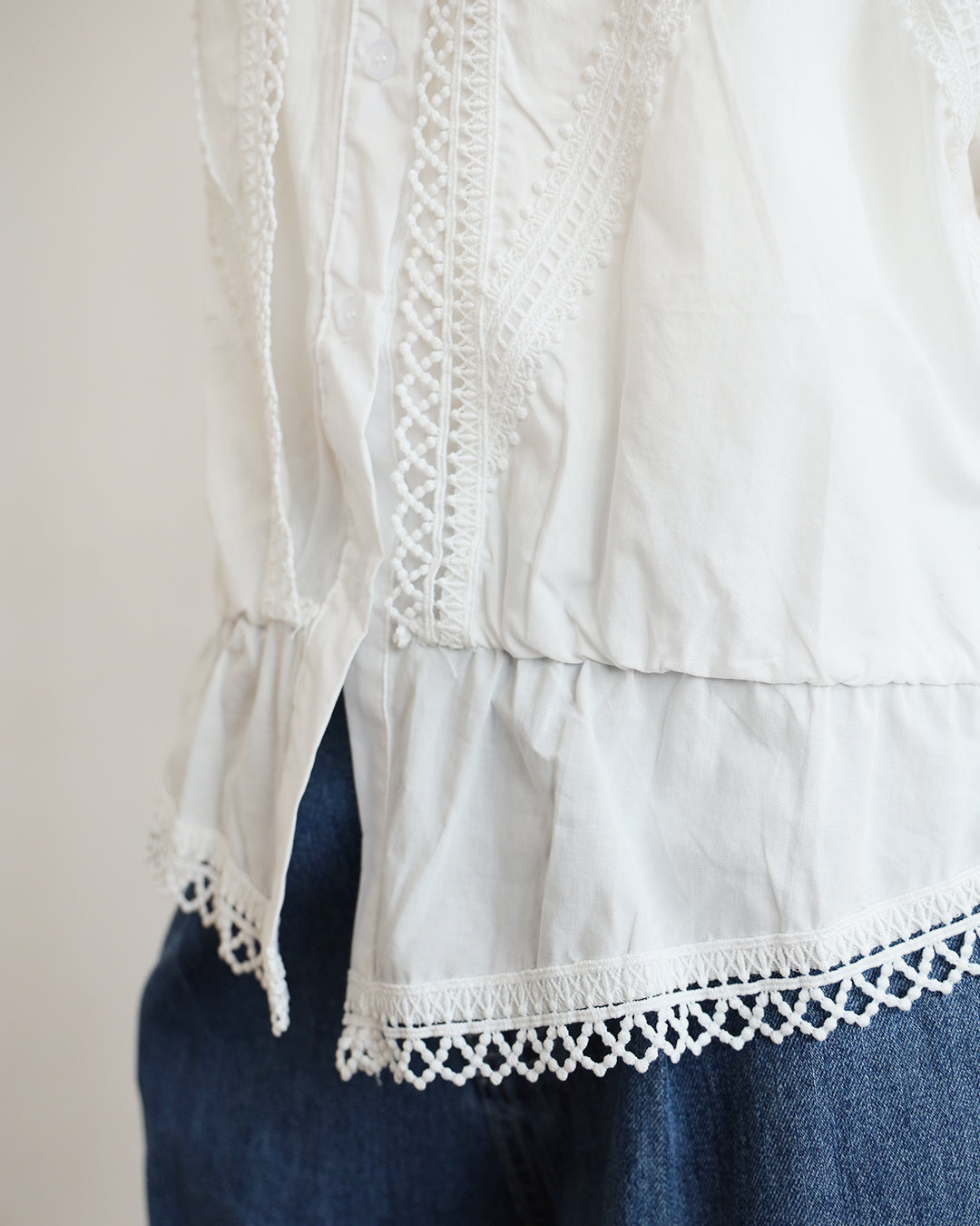Lace Trim Sleeveless Shirt (2 colors)