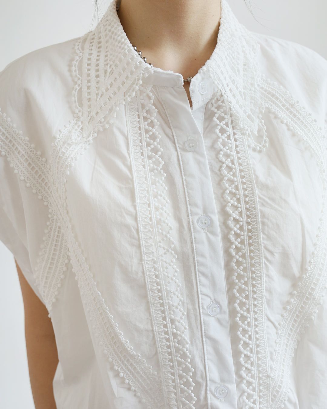 Lace Trim Sleeveless Shirt (2 colors)
