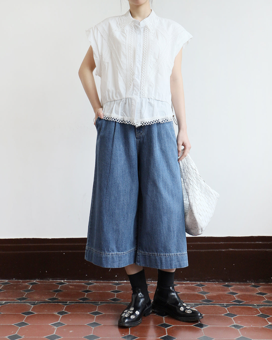 Lace Trim Sleeveless Shirt (2 colors)