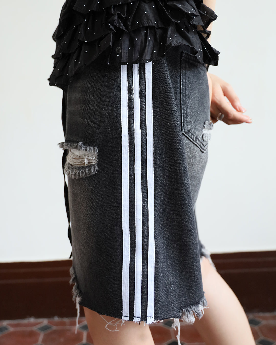 Side Striped Denim Shorts (Size M-L)