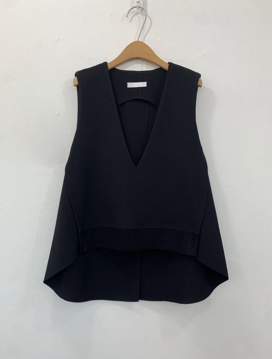 V-neck Back Split Vest (2 color)