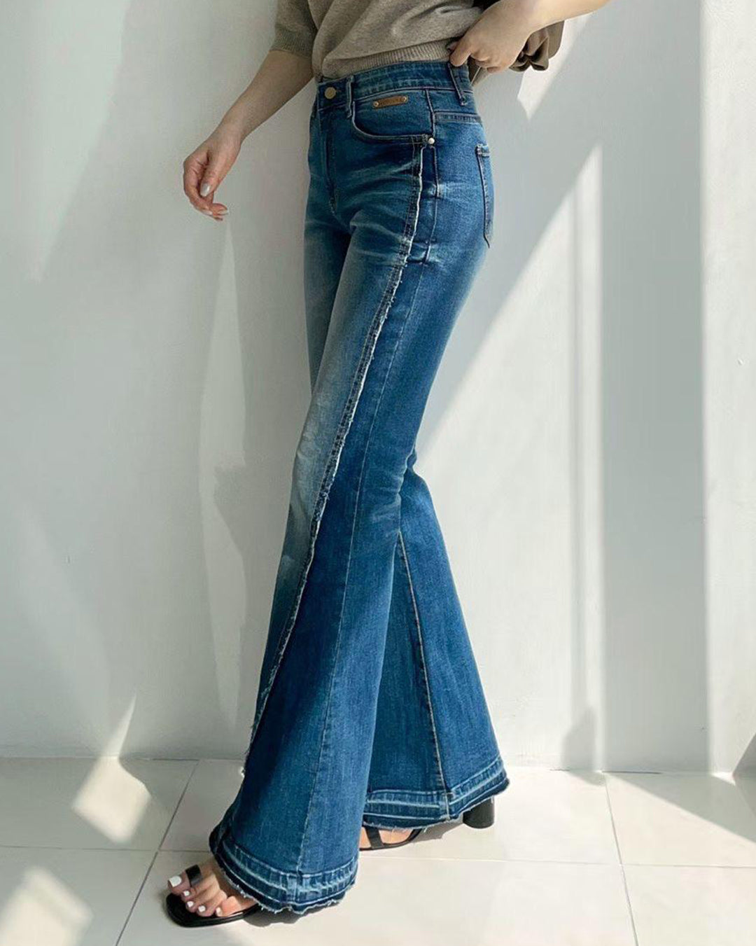 Raw Trim Flared Jeans (Size S-XL)